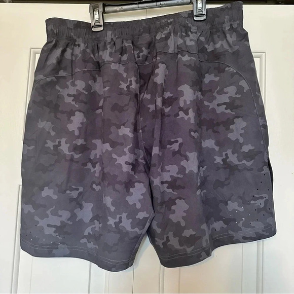 ZYIA Active Men’s Camo Versatility Shorts - Picture 2 of 6